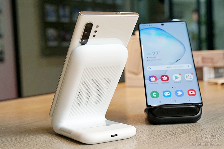 無線充電座採用 Type-C 連接埠供電。