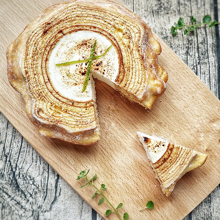 ★限台灣本島配送，離島顧客欲下標請聊聊詢問【產品特色】傳承日本六十年蛋糕製作技術，嚴選高品質進口食材，經過兩個小時14次層層烘焙。如太陽般的獨特造型，酥脆的外皮，札實的口感，搭配清爽的生乳酪，一口咬下