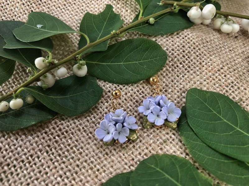 繡球花 浪漫的多彩花球造型，為美麗的花朵增添了不同風貌與色彩！ 此款為淺紫色的繡球花，中心漸層為淡淡的黃綠色心蕊。