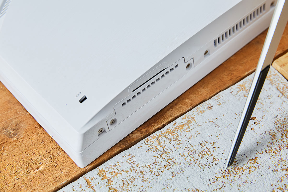 在 MSI PRO 22XT 的機身底部也配置了「儲存碟快速升級維護槽」，可以提供一組 SATA 介面的 HDD 或 SSD 進行快速抽換升級。