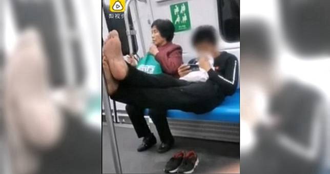 臭爆！缺德男在車廂內脫鞋　濃郁味道連他自己都受不了