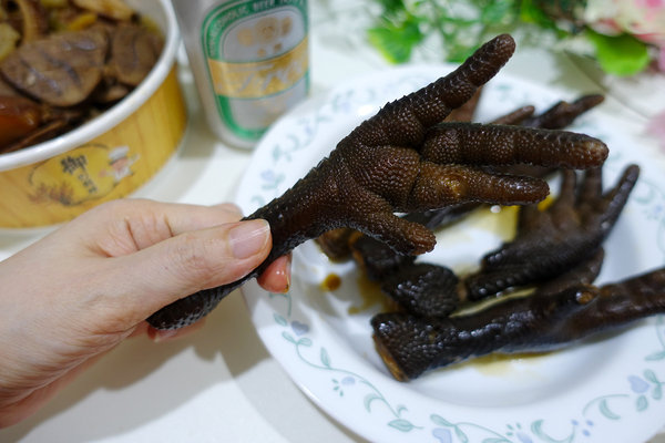 台北夜市滷味推薦-饒河街夜市撒旦牛滷味，饒河夜市好吃小吃，松山區銅板美食，饒河夜市加熱滷味，滷牛三寶、滷大腸好吃又入味 