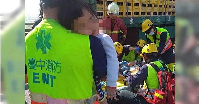 大車夾殺！35歲媽送醫身亡　孩子依偎肩睡著...消防員忍淚：媽媽放心