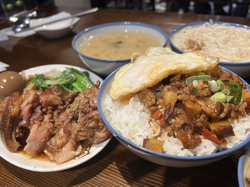 【食間到】台北最好吃的「滷肉飯」推薦Top5！「小王煮瓜」必比登上榜好幾次，中山國中「這家」豬腳也超好吃！-2