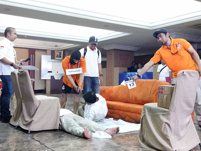 HS, tersangka pembunuhan di Bekasi, memperagakan aksinya. Foto: Medcom.id/Siti Yona Hukmana.