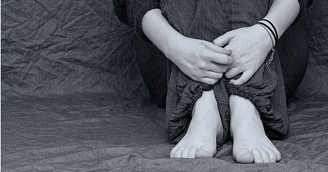 從後面硬來104次！妻含淚隱忍...獸父連「3個女兒」也不放過