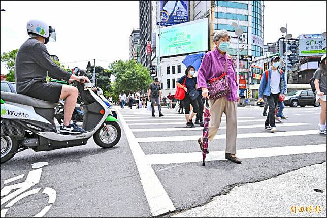 民進黨立委張廖萬堅質疑，交通部6月實施違規記點新制，違規記點暴增，檢舉蟑螂對他人臉部、車輛、車牌影像及位置等個資蒐集與記錄，已涉隱私權、資訊自主權及行為自由等基本權利侵擾，恐有違憲。行政院表示，舉發權責仍在警察機關，檢舉案件須由警察機關查證、審酌。 (資料照)