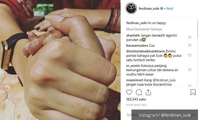 Sule menggenggam tangan seorang perempuan