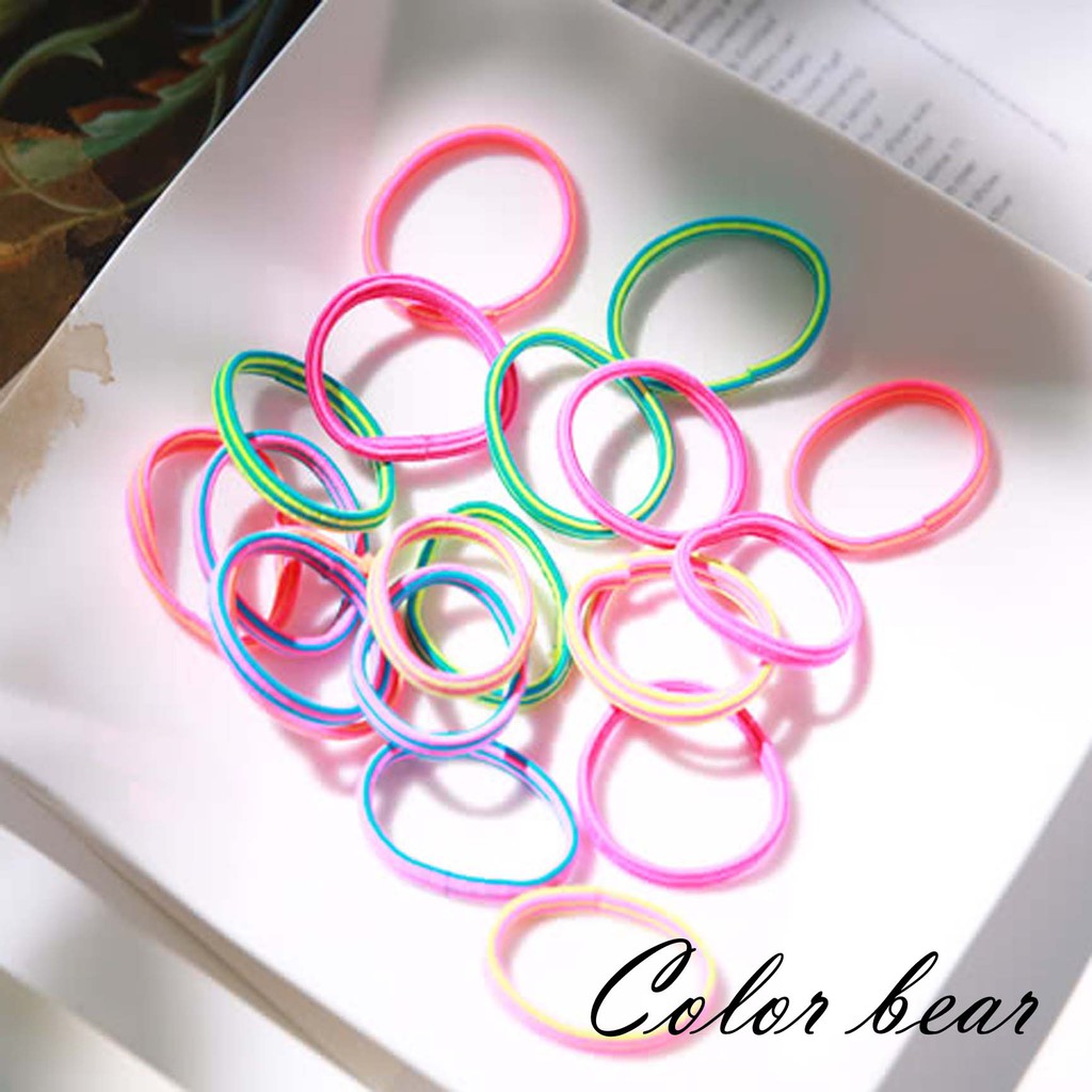 ●商品規格●．品牌：【卡樂熊】．商品尺寸：長3cm，寬3cm．商品材質：皮筋．商品數量：髮束*20●飾品保養●．應盡量避免飾品直接接觸香水、皂液、清潔劑等帶有化學物質的物品，容易侵蝕飾品表面。．飾品配