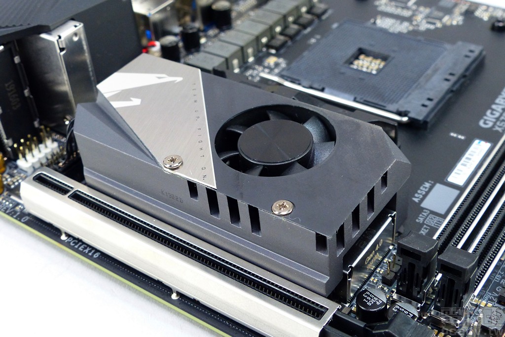 ▲ 主機板正面 M.2 2260/2280 插槽堆疊於 X570 晶片組上方，並安排散熱片與風扇加強散熱。