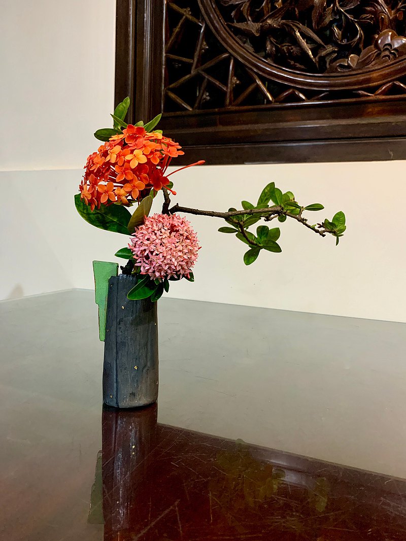 李善愔-茶文化是中國非常重要的一個部分，但現代人緊湊的生活步調較難去體驗、享受其中的美，我們從小接受的美感教育，或許比較崇洋，喜歡現代、時尚感強的造型與色彩，希望我的作品能吸引更多年輕人的目光，一起讓