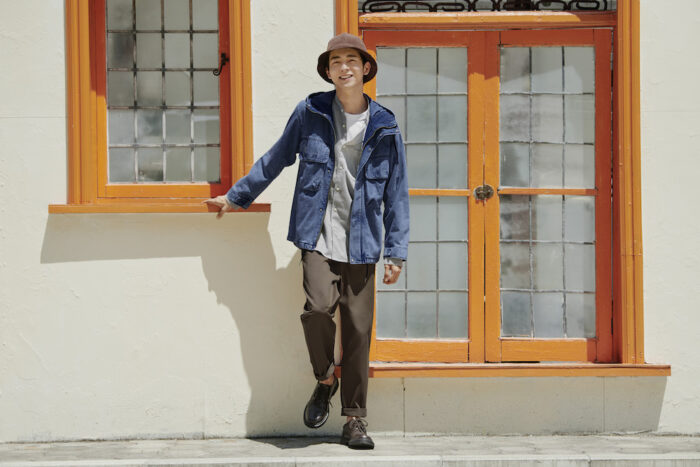 都會型男以白色T恤外搭灰色襯衫與牛仔外套，搭配咖啡色Chef Pants主廚褲，多層次的穿搭修飾單薄的身形，褲角微捲搭配正式感十足的皮鞋，打造微正式的休閒穿搭。