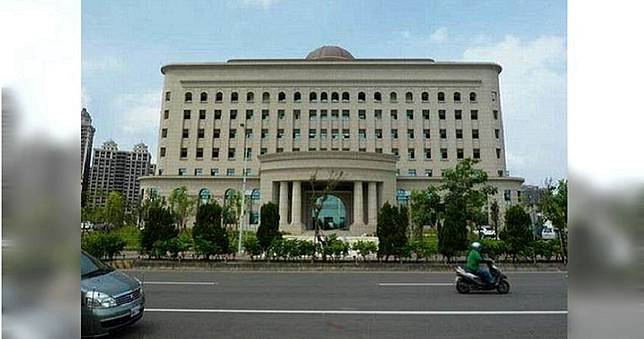 妻子偷吃遭活逮　卻鎖喉丈夫讓同事爆打