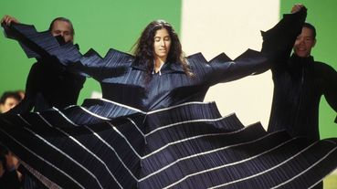 「 不會皺褶的皺褶 。」 ISSEY MIYAKE 令人嘆為觀止的魔法傳奇