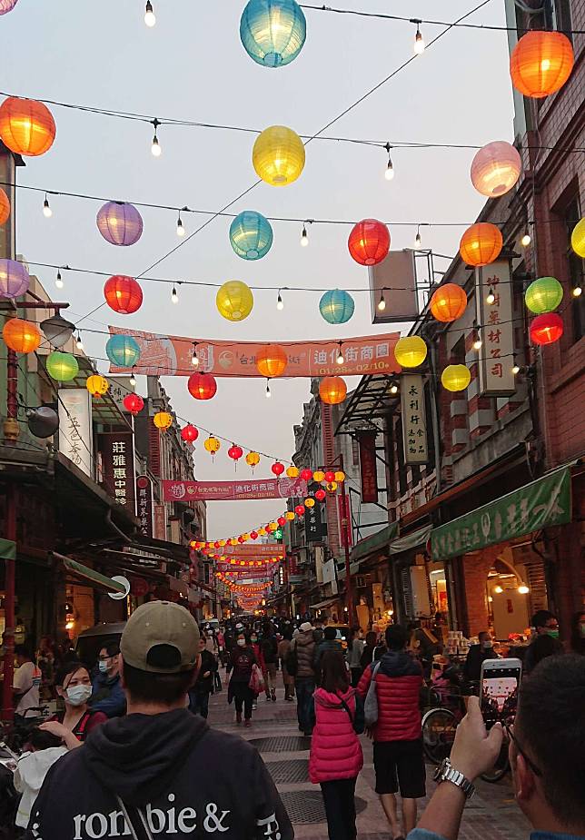 入夜後迪化街街景（圖片來源：Wataru chen）