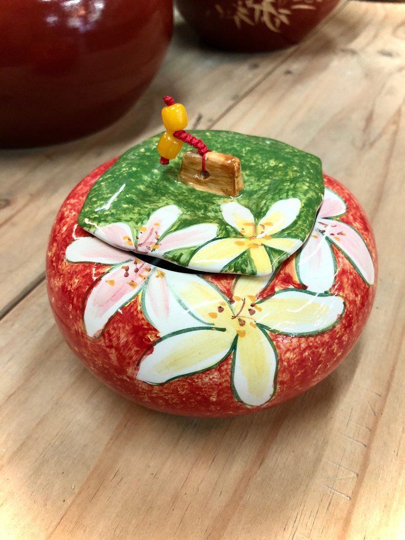 台灣製造 純手工 陶瓷 柿柿如意罐 可愛柿子糖果罐 台灣製造純手工製作、特殊彩繪技法 彩繪油桐花的圖案 相當討喜 