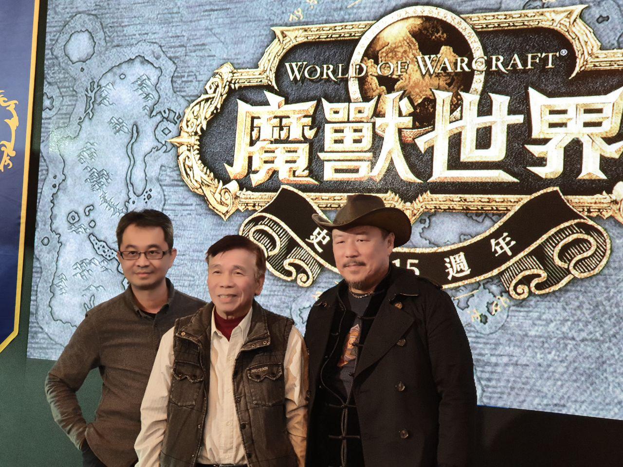 三位台灣本土創作者合影，共同為《魔獸世界》15 周年紀念派對，打造專屬藝術品。