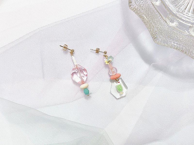 限量一副，特製的不對稱款式，手繪的清涼哈密瓜蘇打與日本限量珠珠串出的甜美款式，只有一副快快下手才不會後悔；設計 by Asumi