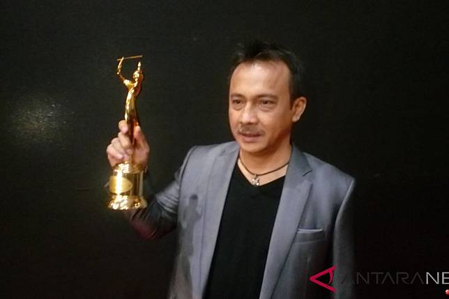 Adi Bing Slamet Terharu Ayahnya Terima Penghargaan Ami Awards 2018 Antaranews Com Line Today