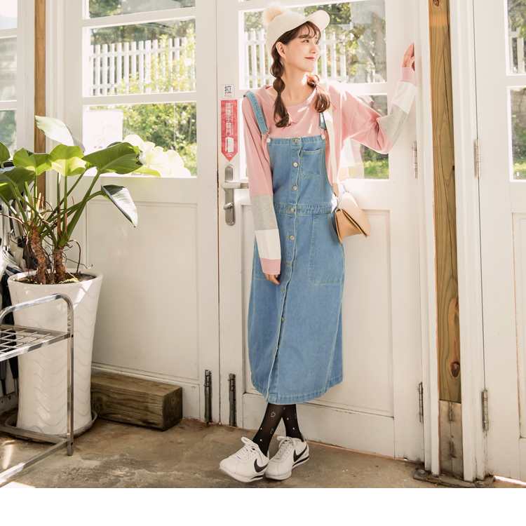 此款可與QA0648搭配親子裝喲! 前排釦設計搭配長版的剪裁， 打造甜美休閒的鄰家氣息~ 口袋設計增添實用性且有型， 採用高含棉的面料使穿著舒適親膚~ ********************** 小