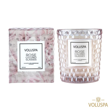 ● 玫瑰花瓣、琥珀麝香混合 ● 美國頂級香氛品牌 ● 玫瑰花漾外盒設計 ● 椰子蠟專利成分 ● 浮雕玻璃罐184g ● 美國原裝進口