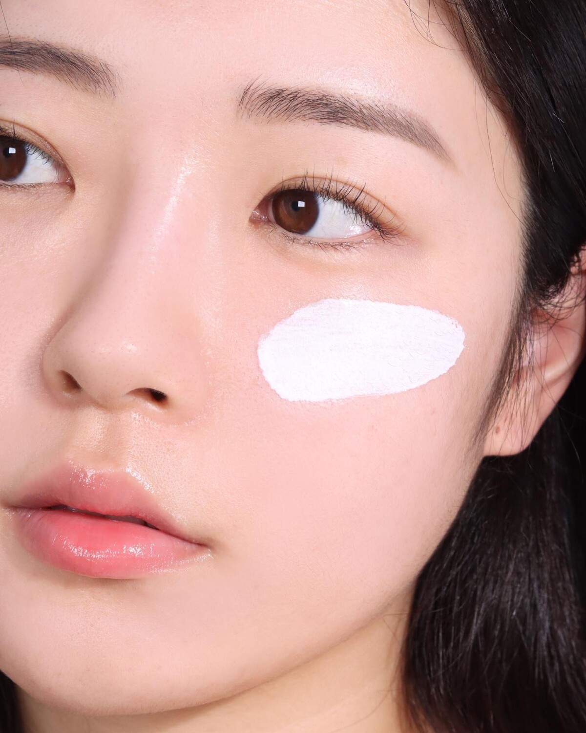秋冬底妝調和技巧！化妝師激推這組合乾肌、混合肌必學，奶潤妝感更乾淨、持久服貼