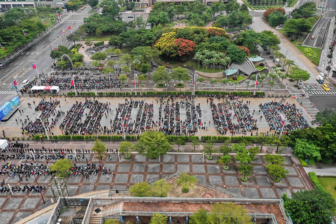 1,300 輛 Gogoro 快閃台北橋，創下最大規模電動機車遊行金氏世界紀錄