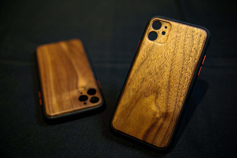 iphone防摔原木手機殼.原木材質&磨砂殼結合.讓智慧型手機殼.有更不一樣的結合與實用性.木頭的溫度.隨時隨地握在手中!