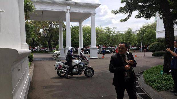 Macet, Susi Naik Motor Patroli ke Istana Bertemu Presiden Prancis