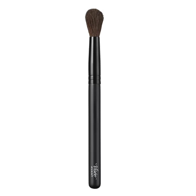 詳細介紹 VISEE AVANT 時尚玩家眼彩刷 001 VISEE AVANT EYE SHADOW BRUSH 001 長毛眼影刷柔和貼合眼窩， 輕刷打亮‧加深輪廓，呈現自然粧容。 <使用上的注意
