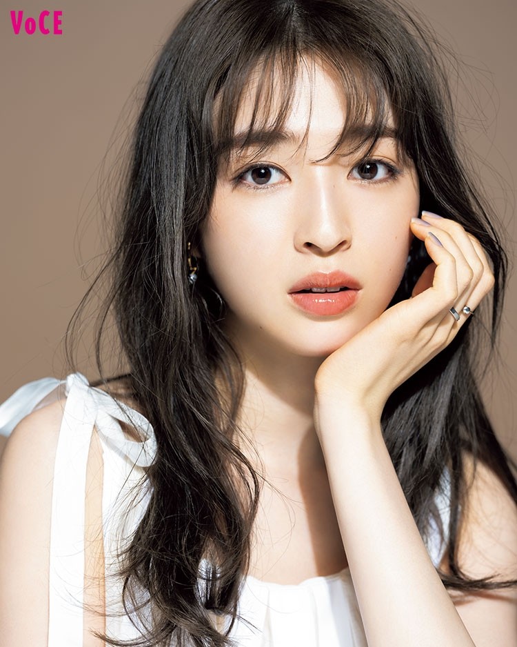 夏注目のキラキラ透けリップで 三吉彩花が大人のリゾートメイク