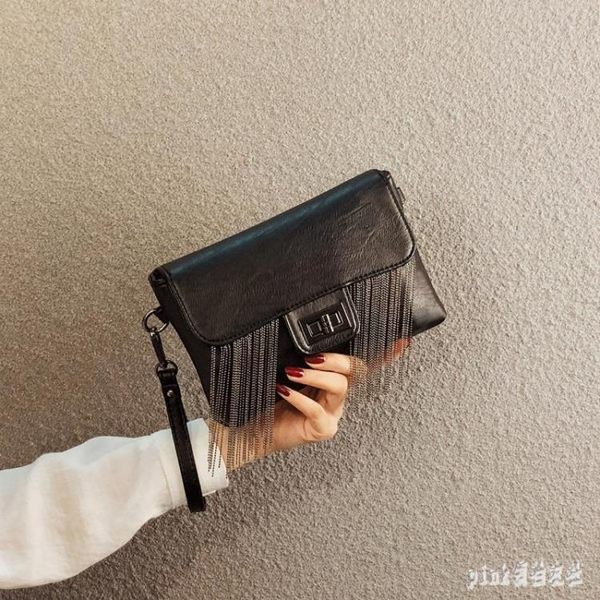 上新小手包包女2019新款ins百搭鏈條斜挎包個性時尚流蘇手拿包女 qf25733【pink領袖衣社】