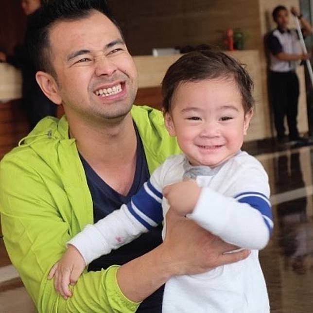 Deretan Foto Bapak dan Anak Ini Ungkap Keseharian Selebriti Saat Jadi Orang Tua. Mulai dari yang Lucu Sampai yang Keren! Like Father Like Son!