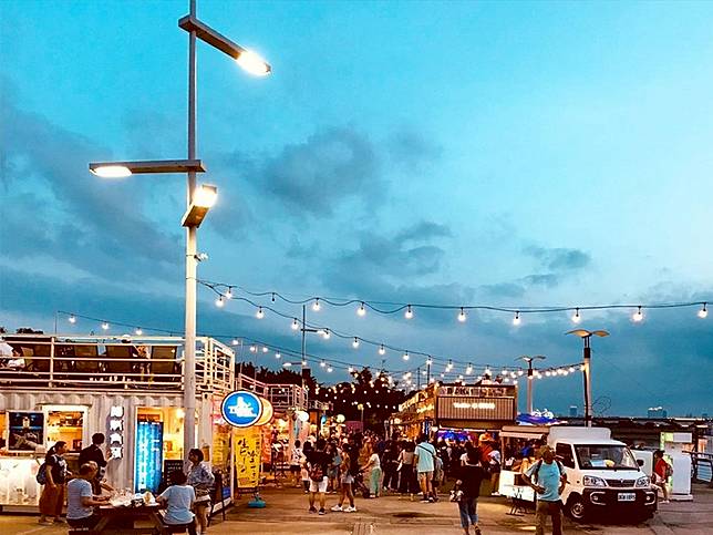 歷史老街迪化街商圈一日遊 再到大稻埕碼頭看日落