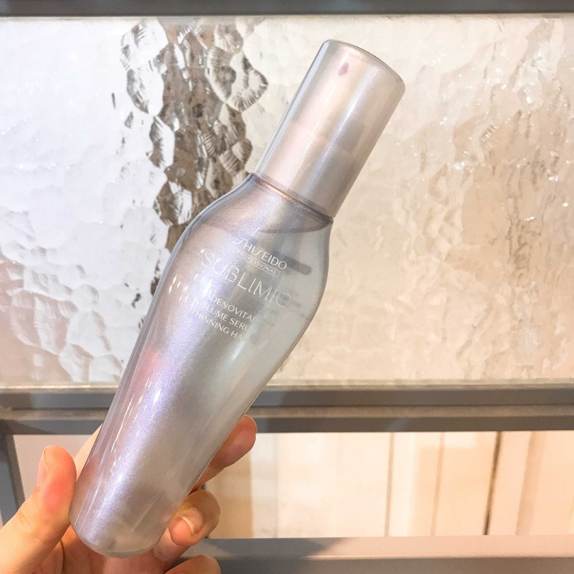 以毛巾拭乾頭髮後，集中於冠狀區均勻噴灑，稍加按摩後即可吹髮。建議於髮根處以熱風加強吹 整塑型，可打造自然豐盈髮根的效果！ SHISEIDO PROFESSIONAL活耀未來豐耀晶霧 125ml／1,360元