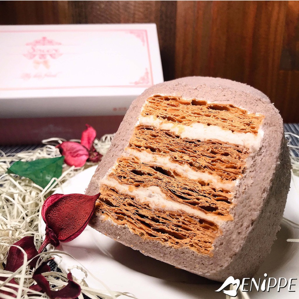 酥脆千層派皮ｘ濃郁芋頭泥，吃入口中多重享受外層手工戚風蛋糕體綿密，搭配起酥片與芋頭泥一次擁有三種不同的層次組合內餡香甜芋頭泥讓層層分明的派皮，非常順口的融化到嘴巴裡沒有過多的花俏裝飾，真實呈現口味不管