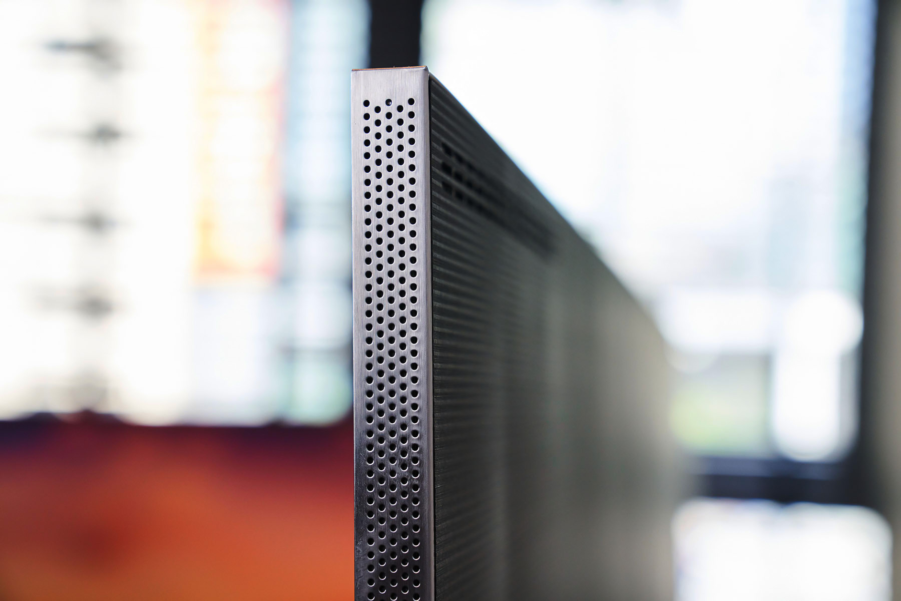 量子Mini LED 背光源不只讓燈體縮小，也讓電視變得更薄了，當你採壁掛形式安裝時，電視能更貼近牆壁，不僅美觀，佔用的空間也更少。