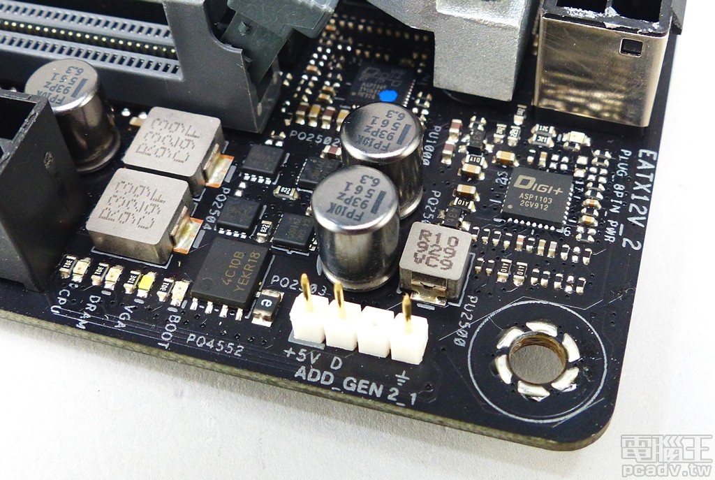 位於處理器插槽左、右兩側的記憶體插槽，Asus 替單一側 DDR4 VDD 安排雙相供電規模，ASP1103 負責控制 1 上 1 下 MOSFET 結構。