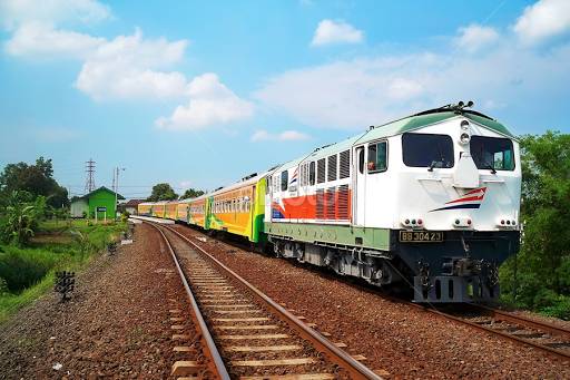 5 Fakta Naik Kereta Api Ini Bikin Lo Males Naik Kendaraan Lain, Jaminan Moetoe!