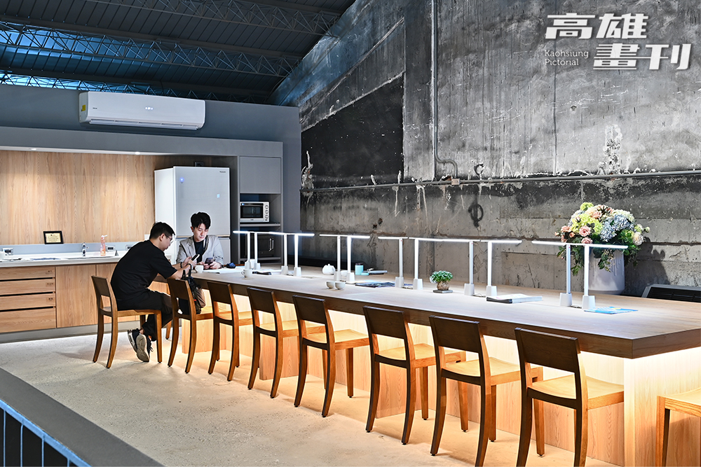 公共區配置共讀大桌，並提供廚房家電為旅人帶來便利。(攝影/Carter)