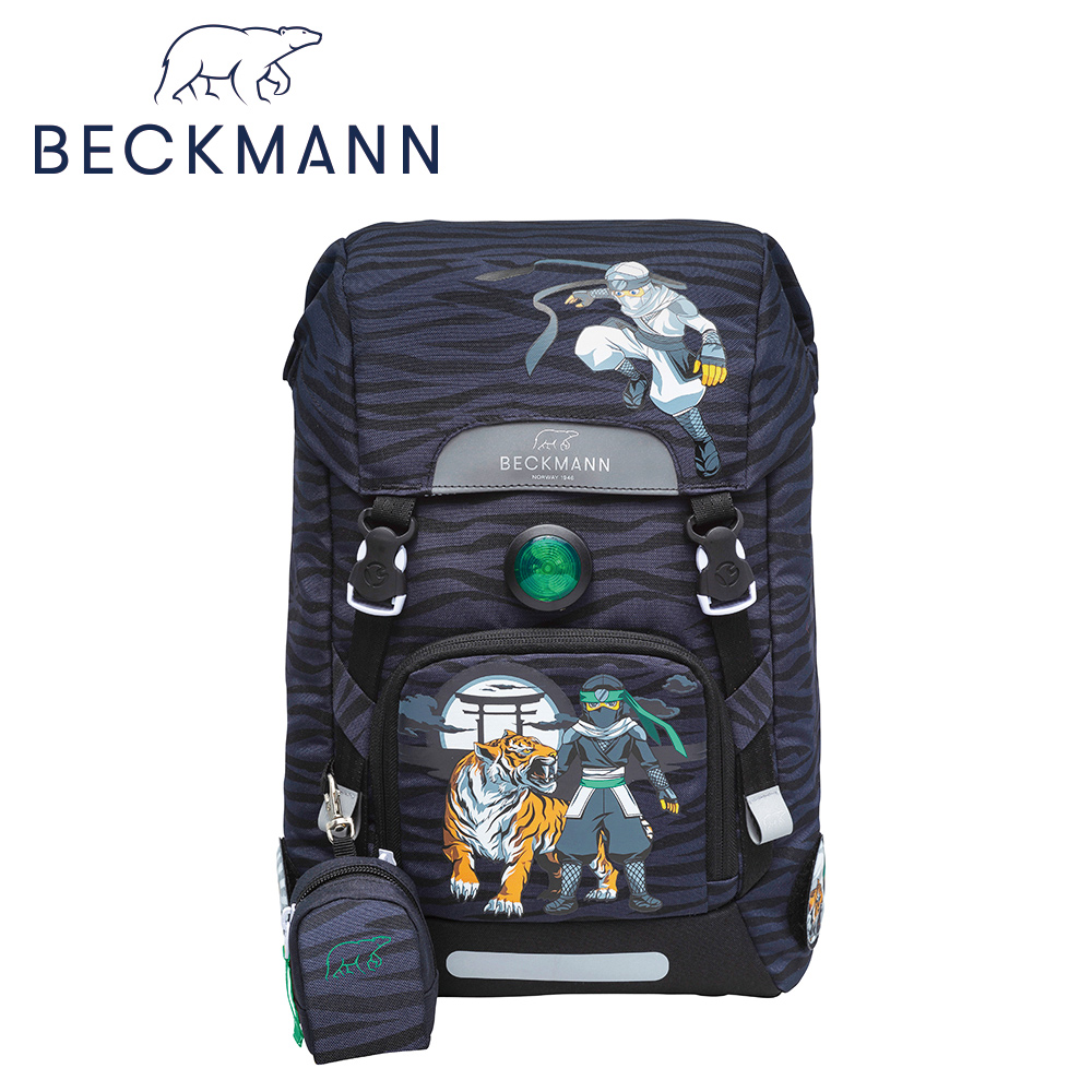 內置護脊鋁片，有效轉移書包重量，適合孩子貼身背負採用防潑水材質製成，同時內附專用防雨套貼心反光設計/閃光燈，上學更加安全分層收納大空間，水壺雨傘午餐盒都有專屬放置位子包身輕量，榮獲加拿大脊椎治療師協會