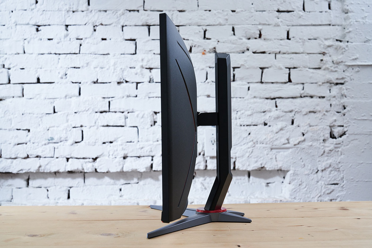 為了讓用家有更舒適的角度可以操作，CQ27G2的螢幕可以進行俯仰角度以及螢幕高低位置調整，搭配上曲面螢幕設計，做到徹底包圍的視覺感受。