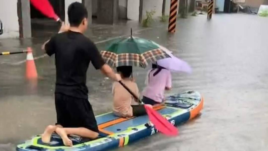 雨彈狂炸！台南、高雄雙重警戒 家門前變小河「苦中作樂划立槳」 太報 Line Today 7862