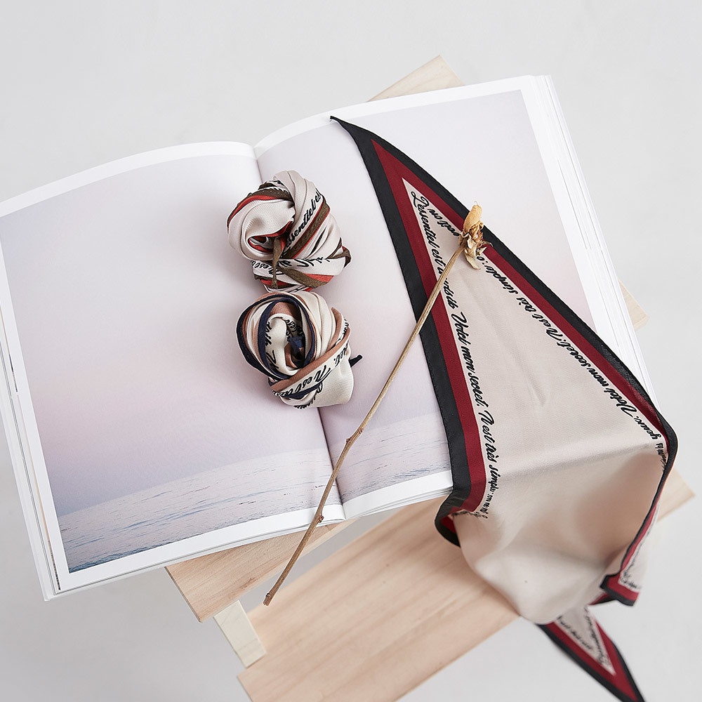 紅白配色英文絲巾