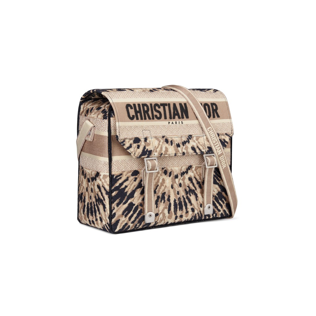 全新真品 Dior 迪奧Diorcamp 夢幻玫瑰粉色郵差肩背包 這 Maria Grazia Chiuri 對經典款郵差袋的全新演繹，並加入標誌 Dior 元素，打造出悠閒時尚的型格。此款設計飾有全