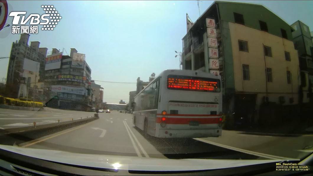 公車當「玩命關頭」？ 超車鬼切又「跨車道」左轉 Tvbs Line Today