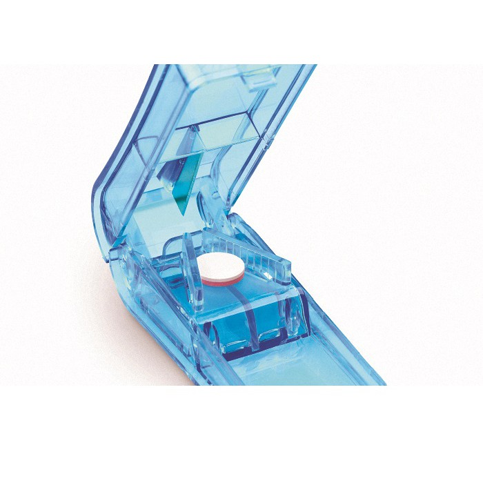 產品特色：◆ 人因結構設計◆ 專屬存藥凹構◆ 專利藥屑收集盤◆ 商品全新未拆封 品質有保證◆ 人因流線型一體設計 好拿好切產品規格：◆ 尺寸：9cm x 4cm x 3cm◆ 材質：PS◆ 顏色：藍◆