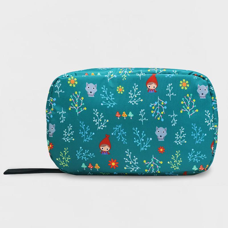 產品特色 murmur 小紅帽綠 款 一包三摺收納，輕便、收納一目了然 貼心小設計：掛勾及手挽帶，隨身攜帶好便利 外層防潑水面料 最上層可放：隱形眼鏡水盒、棉花棒、美容小剪刀、保養品隨身試用包 中層兩