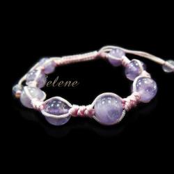 ◎紫色有著浪漫情懷|◎學生配戴可開智慧，提升考運|◎純手工編織，代表對愛情堅貞◎內容：手鍊x1◎主石：紫玉（石英）◎配件材質：中國結繩◎尺寸：約10mmx8顆,手圍可伸縮◎附件：保證卡x1，包裝盒x1