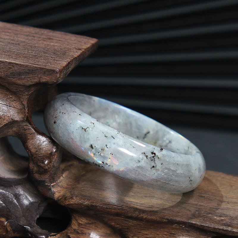 “青光淡淡如秋月 誰信寒色出石中” 作為長石類寶石中最有價值的品種 月光石靜謐而樸素 令人聯想到皎潔的月色 它所散發的溫婉之美正是魅力之所在 內徑56mm 寬度16.9mm 厚度7.4mm 重量51g